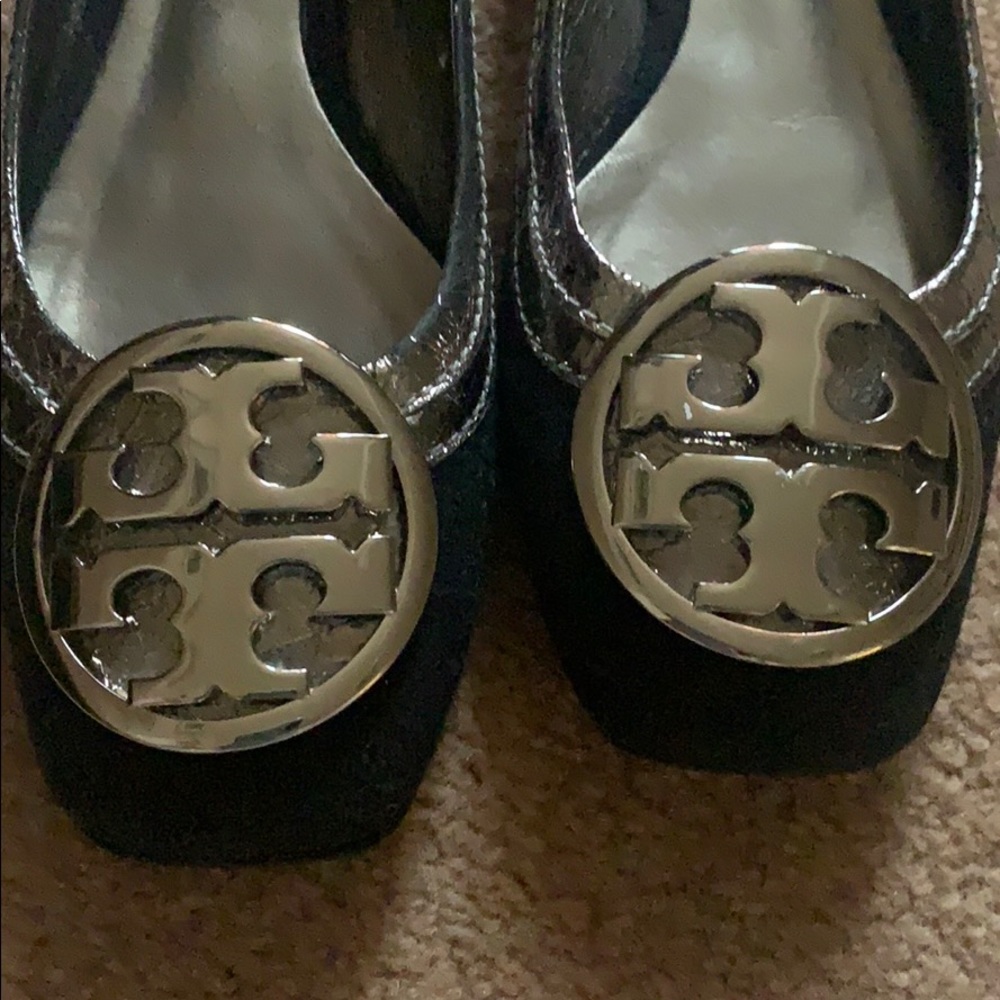 TORY BURCH 5.5 M SILVER LOGO BUCKLE FLATS SHOES - Picture 4 of 16